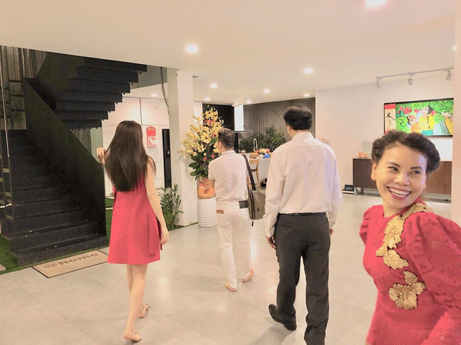 Đàm Vĩnh Hưng xông biệt thự của Hồ Ngọc Hà lúc 1h30 sáng